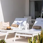 Lani's De Luxe - Adults Only Hotel