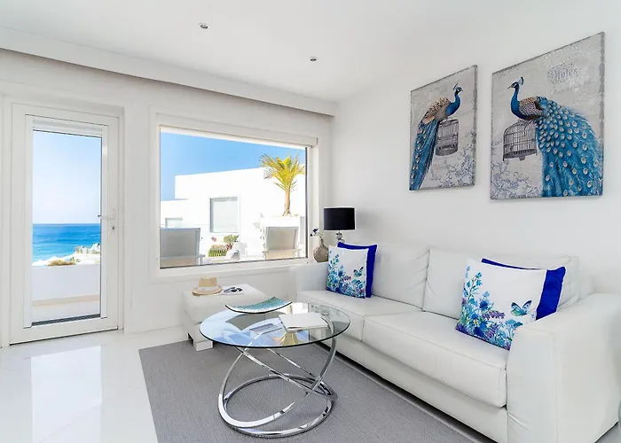 Lani's De Luxe - Adults Only