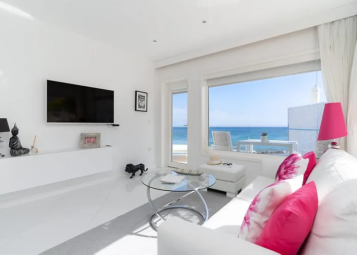 Lani's De Luxe - Adults Only Hotel