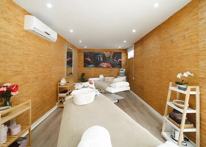 Lani's De Luxe - Adults Only