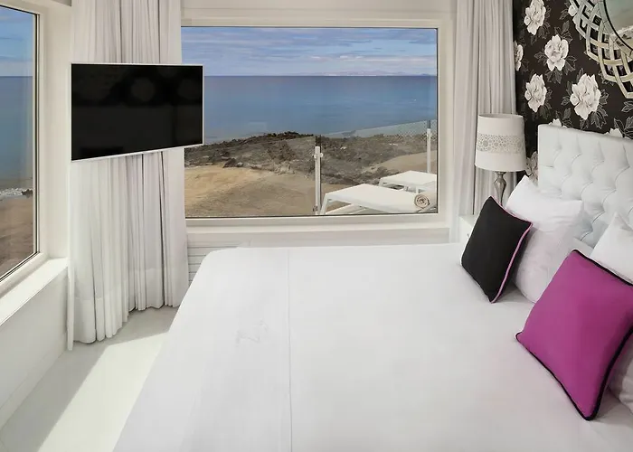 Lani's De Luxe - Adults Only