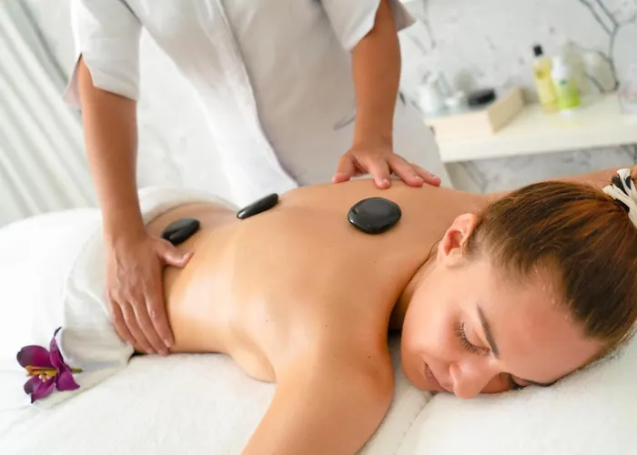 Lani's De Luxe - Adults Only